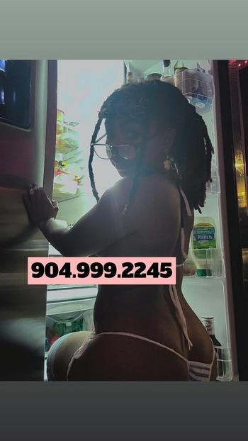 Emery, 22  female escort, Everett